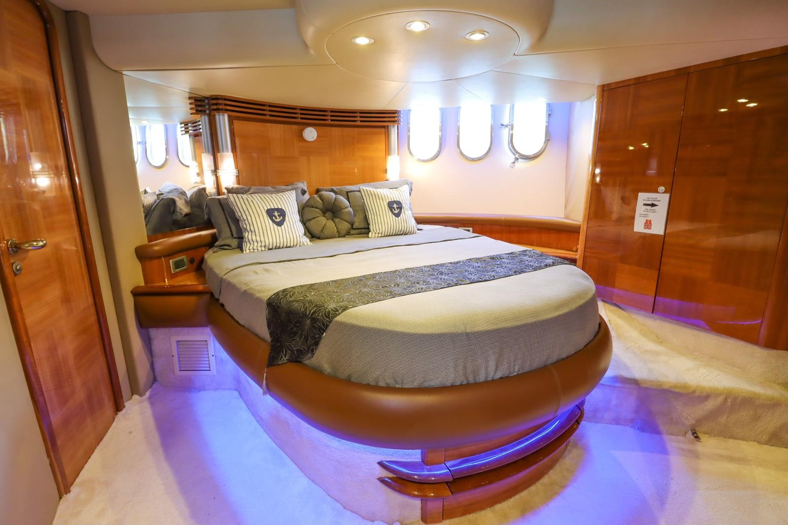 Azimut 55 Flybridge motor yacht